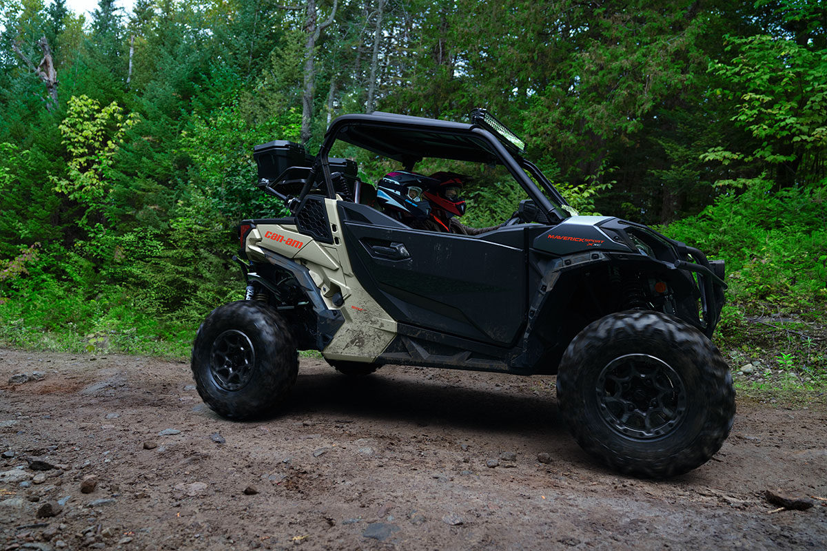 ORV SSV MY23 Mav Sport X Xc DesertTan CarbonBlack Lifestyle RGB