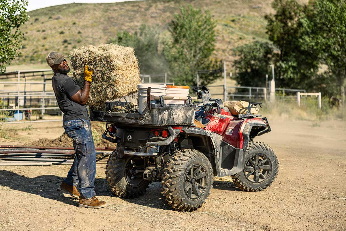 ORV ATV MY24 OUT XT 850 FieryRed Lifestyle DM1A0860 RGB