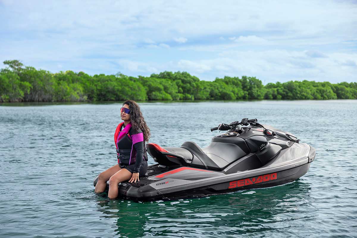 SEA PWC MY24 PERF GTRX 300 EclipseBlack DeepMarsala Lifestyle DJ1A4605 RGB