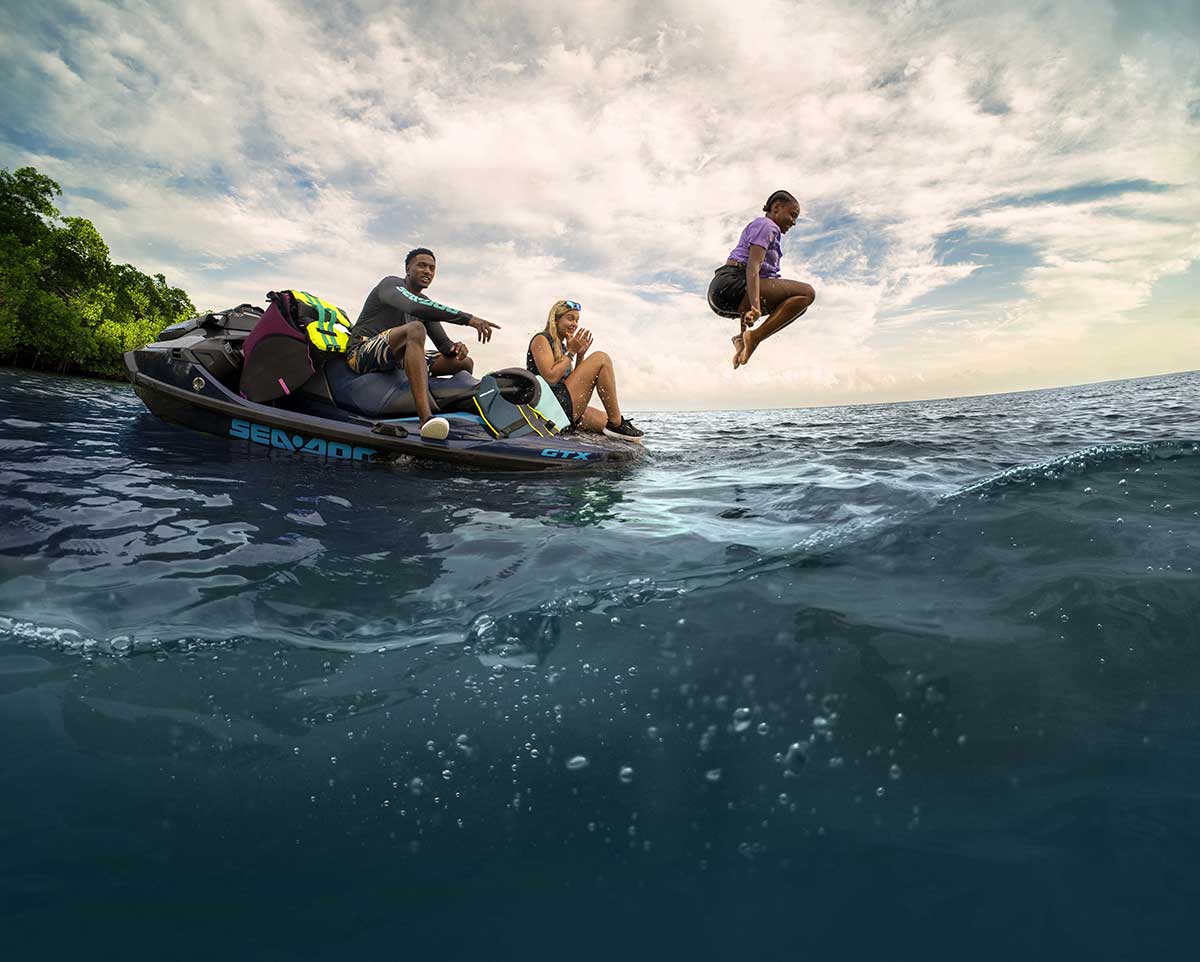 SEA PWC MY24 TOUR GTX 170 AbyssBlue GulfstreamBlue Lifestyle 0000 204 RGB